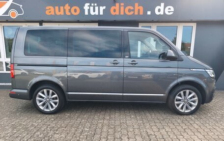 Volkswagen Multivan T6 рестайлинг, 2023 год, 6 350 000 рублей, 2 фотография