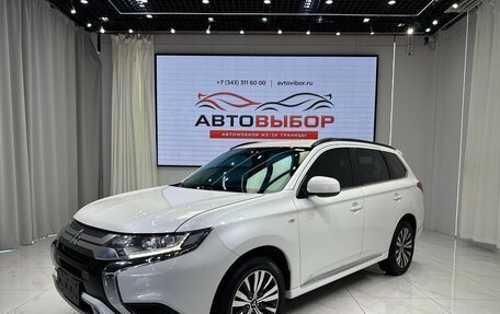 Mitsubishi Outlander III рестайлинг 3, 2022 год, 2 040 000 рублей, 1 фотография