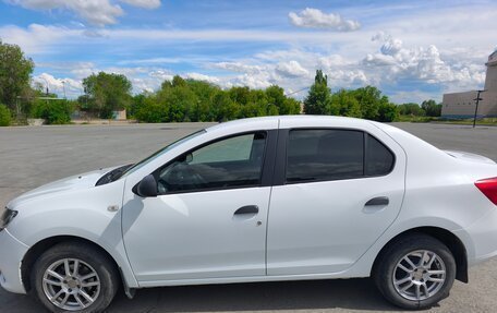 Renault Logan II, 2017 год, 900 000 рублей, 6 фотография