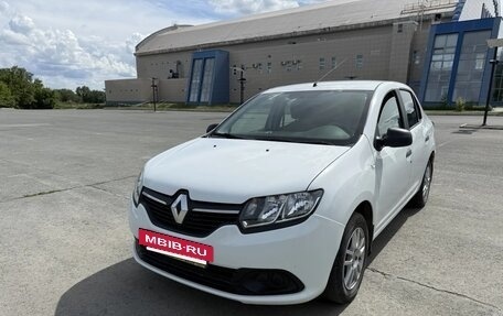 Renault Logan II, 2017 год, 900 000 рублей, 2 фотография