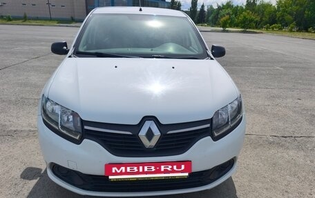 Renault Logan II, 2017 год, 900 000 рублей, 3 фотография