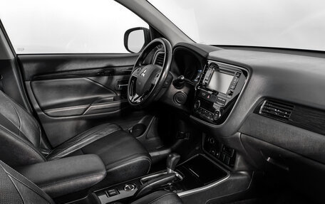 Mitsubishi Outlander III рестайлинг 3, 2017 год, 1 445 000 рублей, 14 фотография