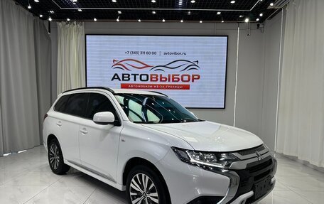 Mitsubishi Outlander III рестайлинг 3, 2022 год, 2 040 000 рублей, 3 фотография