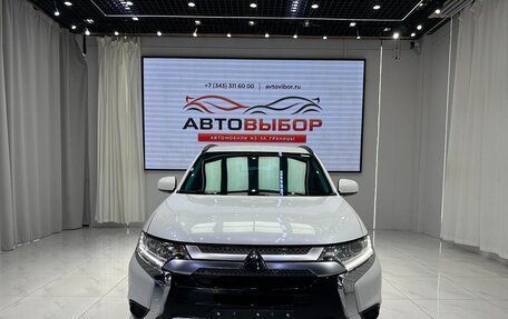 Mitsubishi Outlander III рестайлинг 3, 2022 год, 2 040 000 рублей, 2 фотография