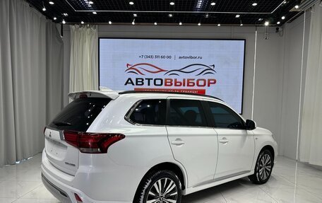 Mitsubishi Outlander III рестайлинг 3, 2022 год, 2 040 000 рублей, 4 фотография