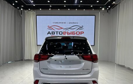 Mitsubishi Outlander III рестайлинг 3, 2022 год, 2 040 000 рублей, 5 фотография