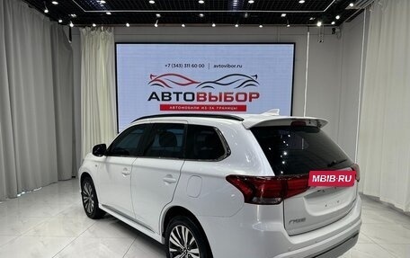 Mitsubishi Outlander III рестайлинг 3, 2022 год, 2 040 000 рублей, 6 фотография