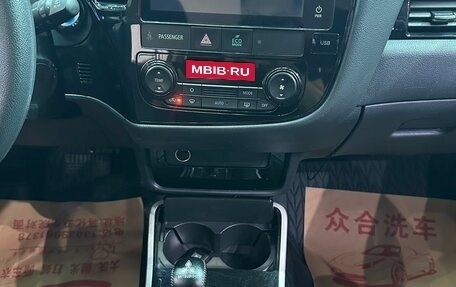 Mitsubishi Outlander III рестайлинг 3, 2022 год, 2 040 000 рублей, 10 фотография