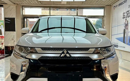 Mitsubishi Outlander III рестайлинг 3, 2022 год, 2 110 000 рублей, 2 фотография