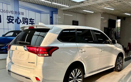 Mitsubishi Outlander III рестайлинг 3, 2022 год, 2 110 000 рублей, 4 фотография