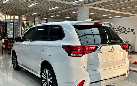 Mitsubishi Outlander III рестайлинг 3, 2022 год, 2 110 000 рублей, 5 фотография