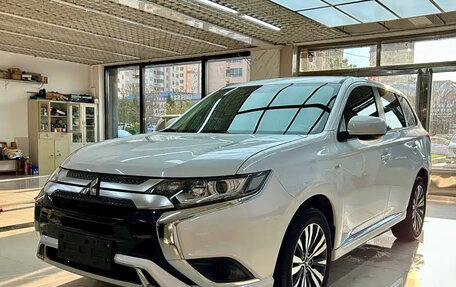 Mitsubishi Outlander III рестайлинг 3, 2022 год, 2 110 000 рублей, 3 фотография