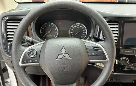 Mitsubishi Outlander III рестайлинг 3, 2022 год, 2 110 000 рублей, 7 фотография