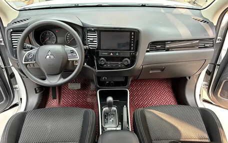 Mitsubishi Outlander III рестайлинг 3, 2022 год, 2 110 000 рублей, 10 фотография