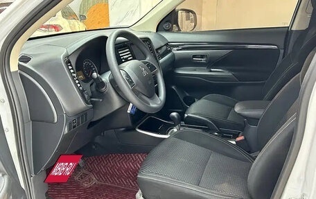 Mitsubishi Outlander III рестайлинг 3, 2022 год, 2 110 000 рублей, 6 фотография