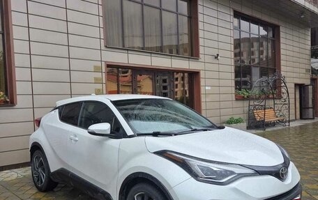 Toyota C-HR I рестайлинг, 2022 год, 2 250 000 рублей, 2 фотография