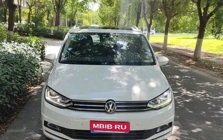 Volkswagen Touran III, 2017 год, 1 500 003 рублей, 2 фотография
