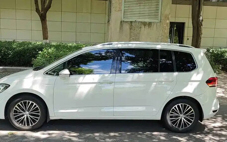 Volkswagen Touran III, 2017 год, 1 500 003 рублей, 4 фотография