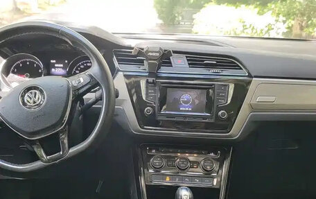Volkswagen Touran III, 2017 год, 1 500 003 рублей, 7 фотография