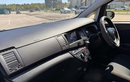 Toyota ISis I, 2015 год, 1 290 000 рублей, 9 фотография