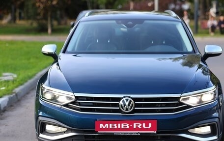 Volkswagen Passat B8 рестайлинг, 2019 год, 3 800 000 рублей, 2 фотография