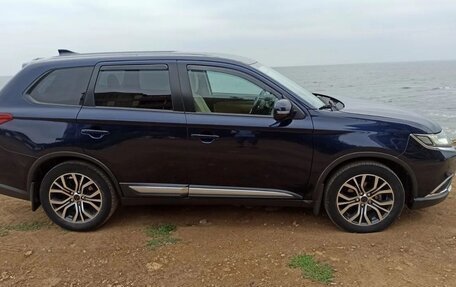 Mitsubishi Outlander III рестайлинг 3, 2016 год, 1 650 000 рублей, 2 фотография