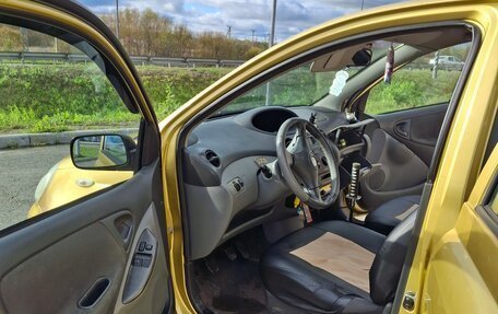 Toyota Yaris I рестайлинг, 2002 год, 130 000 рублей, 10 фотография