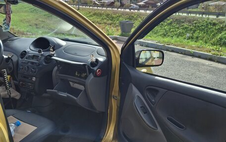 Toyota Yaris I рестайлинг, 2002 год, 130 000 рублей, 19 фотография
