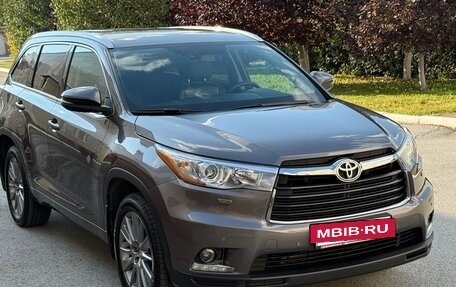 Toyota Highlander III, 2015 год, 3 370 000 рублей, 2 фотография