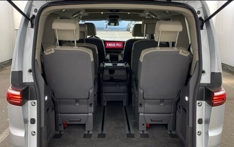 Volkswagen Multivan, 2022 год, 4 200 000 рублей, 8 фотография