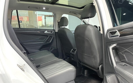 Volkswagen Tiguan II, 2023 год, 2 500 000 рублей, 17 фотография