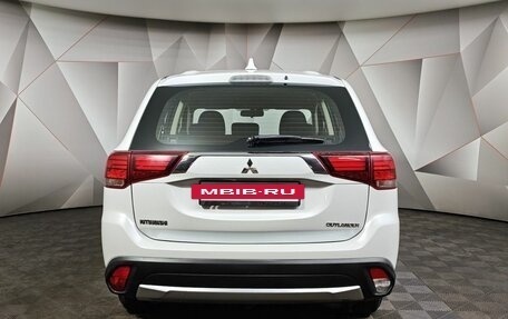 Mitsubishi Outlander III рестайлинг 3, 2018 год, 1 680 000 рублей, 8 фотография