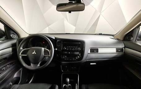 Mitsubishi Outlander III рестайлинг 3, 2018 год, 1 680 000 рублей, 14 фотография