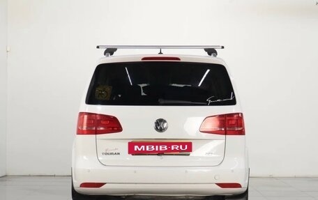 Volkswagen Touran III, 2011 год, 950 000 рублей, 3 фотография