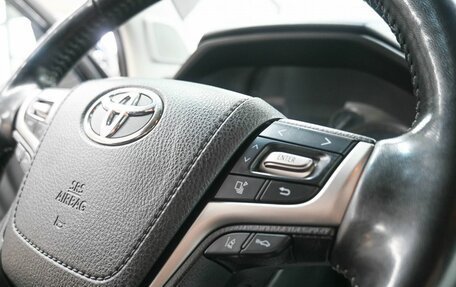 Toyota Land Cruiser Prado 150 рестайлинг 2, 2022 год, 6 499 900 рублей, 16 фотография