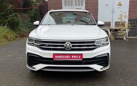 Volkswagen Tiguan II, 2021 год, 4 000 000 рублей, 2 фотография