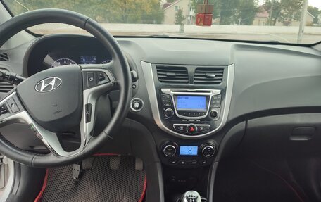 Hyundai Solaris II рестайлинг, 2013 год, 400 000 рублей, 9 фотография