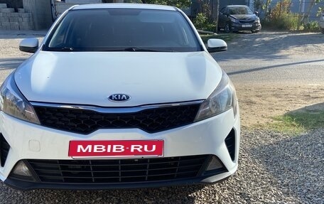 KIA Rio IV, 2020 год, 915 000 рублей, 1 фотография