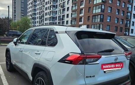 Toyota RAV4, 2021 год, 3 800 000 рублей, 5 фотография
