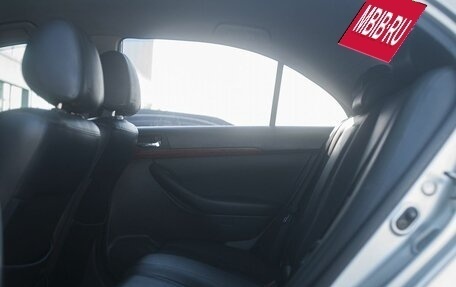 Toyota Avensis III рестайлинг, 2003 год, 650 000 рублей, 13 фотография