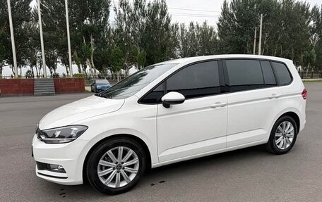 Volkswagen Touran III, 2022 год, 2 270 000 рублей, 2 фотография