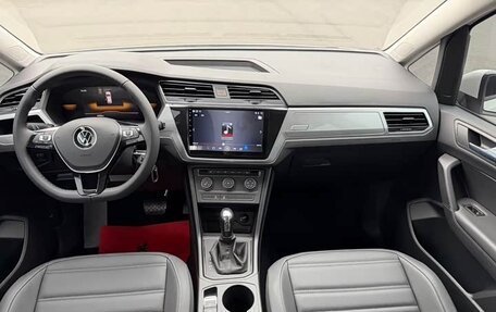 Volkswagen Touran III, 2022 год, 2 270 000 рублей, 9 фотография
