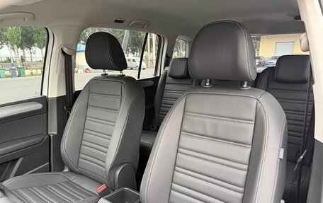 Volkswagen Touran III, 2022 год, 2 270 000 рублей, 17 фотография
