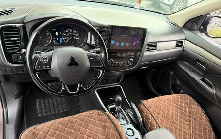 Mitsubishi Outlander III рестайлинг 3, 2017 год, 1 549 990 рублей, 15 фотография