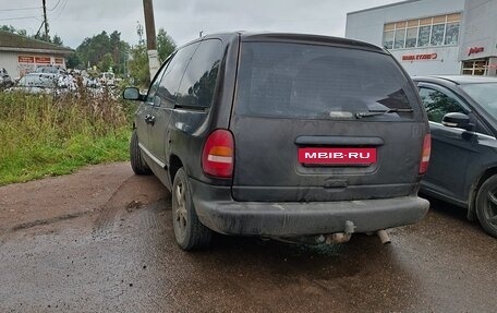 Chrysler Voyager III, 1998 год, 100 000 рублей, 2 фотография
