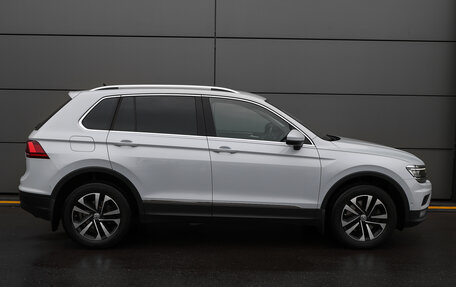 Volkswagen Tiguan II, 2019 год, 2 398 000 рублей, 4 фотография