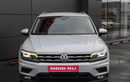 Volkswagen Tiguan II, 2019 год, 2 398 000 рублей, 2 фотография