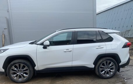 Toyota RAV4, 2021 год, 3 650 000 рублей, 2 фотография
