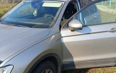 Volkswagen Tiguan II, 2019 год, 3 600 000 рублей, 2 фотография