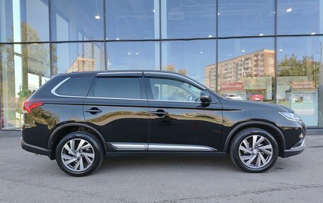 Mitsubishi Outlander III рестайлинг 3, 2021 год, 2 730 000 рублей, 5 фотография